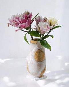 Jarrón Decorativo de Resina con Textura de Mármol Hecha a Mano para una Decoración Interior Moderna y Elegante - Product Image 3