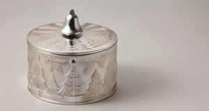 Pot à bonbons de Noël moderne en aluminium moulé, argenté, avec motif d'arbre en relief et poignée cloche, pour la table - Product Image 5