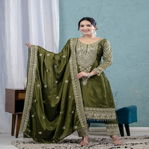 Dernière collection de Kurta / Kurti traditionnels en soie verte pour fêtes et mariages indiens, modèle best-seller, confectionné à partir de matériaux recyclés, prêt à porter - Product Image 1