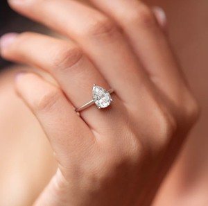 Anillo de Compromiso de Moissanita con Corte de Pera de 8x12mm, Plata de Ley 925, Engaste de Garras, Bañado en Rodio, Certificado, Elegante, Brillante y Moderno - Product Image 4