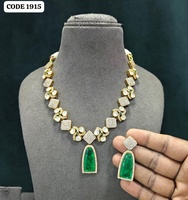 Parure de bijoux plaqué or antique avec pendentif vert émeraude et boucles d'oreilles assorties pour mariage et soirée