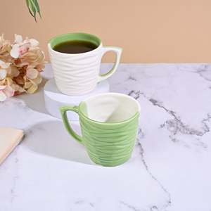 Juego de 4 Tazas de Cerámica Rústicas Verdes con Diseño de Cardamomo - Product Image 2