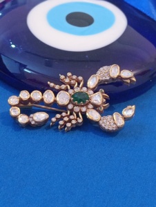 เข็มกลัดรูปแมลงชุบทองประดับคริสตัลไรน์สโตนทรงมรกตสีเขียวจาก Amaira Jewels ของขวัญสำหรับทุกเพศ ใช้เป็นเครื่องประดับแฟชั่น - Product Image 1