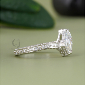 Anillo de Compromiso con Diamante Cultivado en Laboratorio, Corte Esmeralda, 1.97 CT, Certificado IGI, Oro Blanco de 14K, Banda Pavé, Claridad VS1, de Rudakiya Brothers - Product Image 2
