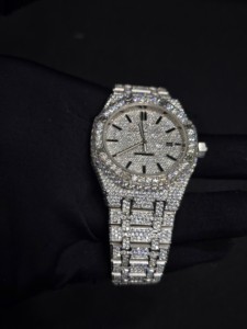 Reloj de Diamantes Elegante de Calidad de Exportación, Reloj de Pulsera Chapado en Oro Rosa con Brillantes Cristales, Disponible para la Venta - Product Image 4