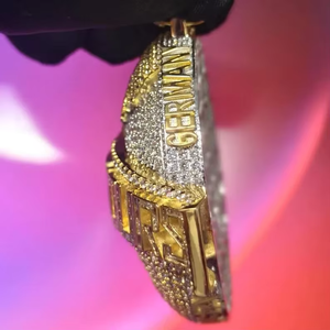 Pendentif Globe 'Iced Out World Is Yours' en Or 14K Plaqué Rhodium, Sertissage à Griffes, Diamant, Bijoux Hip Hop Unisexe - Product Image 3