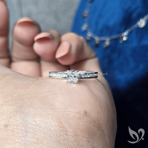 Bague de promesse en or blanc 10K avec diamant de laboratoire taille coussin allongé 0,5 carat, sertie pavé, certifiée IGI - Product Image 4