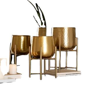 Pot de fleurs élégant en cuivre martelé sur pied, support minimaliste en métal noir pour la décoration intérieure, les maisons, les bureaux et les halls - Product Image 1