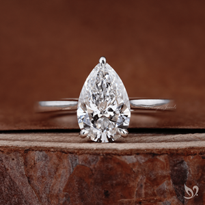 Anillo de compromiso de oro blanco de 10K con diamante de laboratorio talla pera y montura catedral en forma de lágrima - Product Image 1