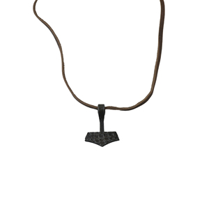 Collar con colgante de herradura de la suerte de hierro forjado de lujo, acabado en hierro oscuro natural, pedido al por mayor para compradores globales - Product Image 3