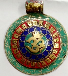 Pendentifs en alliage avec mantra bouddhiste tibétain, plaqués argent antique et turquoise - Product Image 1