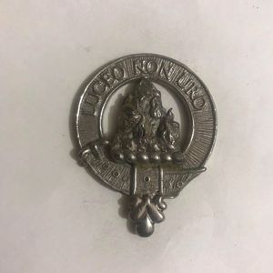 Badge ou épingle à kilt du blason du Clan Hunter. Il porte le blason du clan, qui représente un chien de chasse assis avec une couronne au col. - Product Image 4