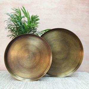 Bandeja de servir ovalada de metal dorado hecha a mano con asas pulidas y con diseño de pájaros, plato para bodas, bandeja para mesa de boda - Product Image 2