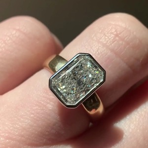 Anillo de Boda con Diamante de Laboratorio de Corte Radiante Engastado en Bisel en Oro Amarillo de 14K, Certificado IGI, Claridad VVS, Estilo Minimalista, en Oferta - Product Image 3