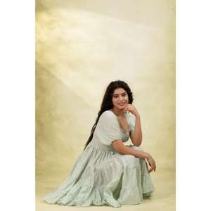 Robe midi smockée vert sauge avec manches bouffantes, à volants, fluide, 100 % coton, col en U, écologique, coupe trapèze, pour l'été et les brunches - Product Image 5