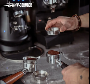 Entonnoir doseur pour poudre d'expresso premium 58 mm, argenté métallisé, accessoire barista pour un moulage de café sans désordre - Product Image 1