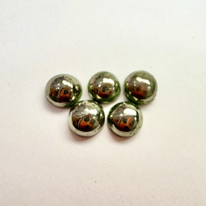 Lote al por mayor de gemas sueltas calibradas de pirita dorada natural de 6x6 mm, cabujón redondo con parte trasera plana para fabricación de joyas. - Product Image 3