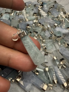 Colgante de Cristal de Aguamarina Pulido con Base Plateada - Forma Irregular, Amuleto de Moda, Regalo Empresarial - Product Image 3
