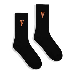 Chaussettes unisexes noires et orange à lettres, style streetwear hip-hop, mi-mollet, 100 % coton, sportives, décontractées, athlétiques, tendance, inspirées de l'Ins. - Product Image 2