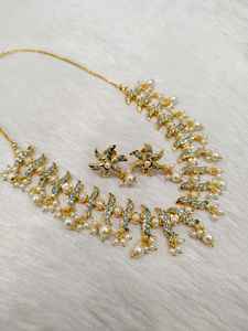 Élégant classique AD laiton ensemble de bijoux de haute qualité pour les femmes | Collier éblouissant et boucles d'oreilles pour les mariages, les fêtes et les événements - Product Image 2