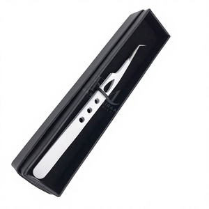 Pinza para pestañas con recubrimiento de polvo plateado, punta plateada brillante, agarre de diamante, acero inoxidable / Pinza individual, empaque en caja negra. - Product Image 4