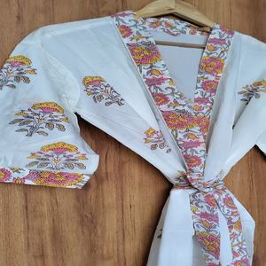 Kimono de Algodón Azul con Diseño Floral Antiguo, Tallas Grandes, Estampado Floral a Mano, Ropa de Estar por Casa, Disponible a Precio de Mayoreo - Product Image 6