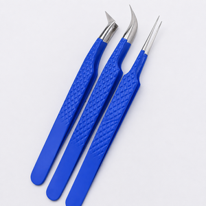 Pince à épiler professionnelle pour sourcils, en acier inoxydable, à pointe inclinée, écologique, durable, avec poignée texturée bleue, précision et beauté - Product Image 3