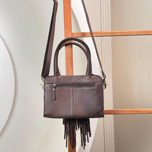 Designer à la mode pour femmes en cuir repoussé à la main Mini sac fourre-tout Top qualité peau de vache frange réglable bandoulière sangle épaule sac à main - Product Image 5