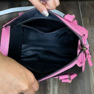 Geräumige Handgefertigte Reisetasche aus Kuhfell-Leder mit Herzmuster für Urlaub und Reisen, Unisex - Product Image 6