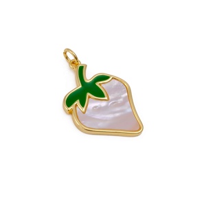 Bonito colgante de fresa de verano dorado con esmalte verde Incrustaciones de nácar accesorio de joyería de latón para collar - Product Image 2