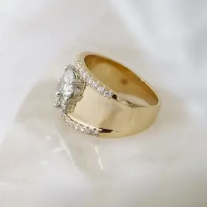 Anillo de Compromiso de Plata de Ley 925 con Incrustaciones de Circonitas en Ambos Lados, Diseño Moderno y Exclusivo, 3.20 TCW, para Mujer - Product Image 3