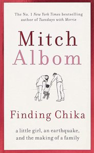 En busca de Chika de Mitch Albom, libro en inglés de bolsillo, historia real de amor, esperanza y lazos familiares - Product Image 4