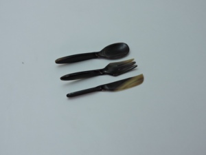 Ensemble de 3 ustensiles à fromage en corne (cuillère, fourchette, couteau) noir avec motif corne naturelle, écologique et compatible lave-vaisselle - Product Image 1