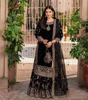 Ensemble Kurta Sharara en Velours Royal avec Broderie de Paillettes Chinoises, Rivets, Moti et Dupatta en Tulle Fait Main – Tenue de Luxe pour Femme pour Occasions Spéciales