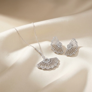 Offre Spéciale : Pendentif et Boucles d'Oreilles de Luxe en Or 10k, 14k, 18k avec Diamants de Laboratoire de Qualité Supérieure pour la Vente en Gros - Product Image 1
