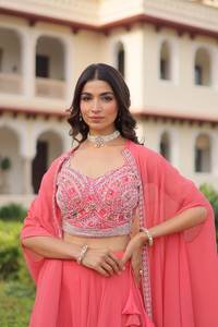 ชุดเลเฮนกาโชลีดีไซน์ทันสมัยไม่ซ้ำใครสำหรับผู้หญิง พร้อมเสื้อโคติสไตล์ตะวันตก มีจำหน่ายในราคาขายส่งจากอินเดีย - Product Image 3