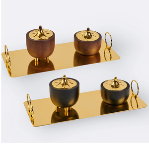 Ensemble d'encensoirs en bois faits à la main avec deux bols dorés à couvercles sur un plateau brillant, créant une pièce décorative élégante pour la maison. - Product Image 1