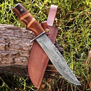 Couteau de chasse et de camping artisanal en acier Damas, lame fixe de 13 pouces, manche en bois de rose et étui en cuir, vente en gros - Product Image 4