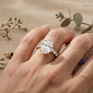 Bague de fiançailles et de mariage en diamant de laboratoire taille ovale, certifiée IGI, en or jaune, avec bande pavée, solitaire, bijoux de luxe pour femme - Product Image 5
