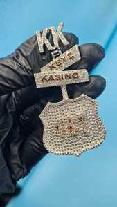 จี้เพชรโมอิสซาไนต์แบบกำหนดเอง ผ่านการทดสอบมาตรฐาน VVS จี้ตัวอักษรฮิปฮอป เงินแท้ 925 ประดับเพชรแบบ Iced Out จี้แบบกำหนดเองพร้อมห่วงสองสี - Product Image 2