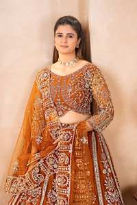 Lehenga Choli Tradicional de Lujo para Mujer, con Bordado Intrincado, Tonos Ricos, Seda Chinon Reciclada, para Bodas, Diwali y Fiestas - Product Image 3