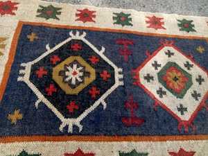 Tapis rectangulaire artisanal en laine et acrylique, tufté à la main, motif géométrique, à poils moyens, pour salon, éco-responsable, par Krafterscustom - Product Image 5