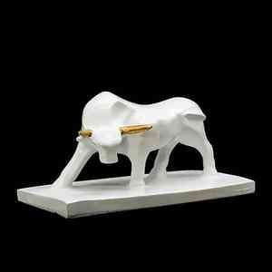 Escultura artesanal de toro y ternero blancos, figura minimalista de cerámica, decoración moderna para el hogar, arte simbólico, pieza central. - Product Image 5