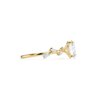 Anillo de compromiso de oro de 14 quilates para mujer con diamante de corte ovalado y engaste de púas estilo floral - Product Image 5