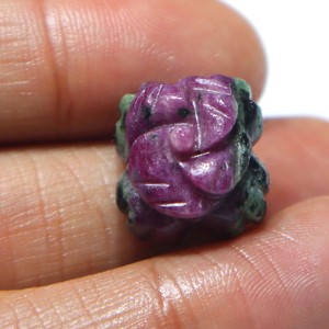 พลอยรูบี้โซไซต์แกะสลักทรงคาโบชอง พลอยรูบี้แกะสลักทำมือ ผิวเรียบ หินหลวม ขายส่ง สำหรับอัญมณีทำเครื่องประดับ - Product Image 2