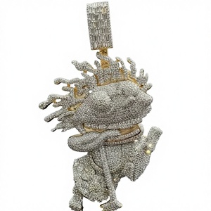 Colgante Reptar Iced Out con Diamantes en Oro Blanco y Engaste de Diamantes Baguette |   Amuleto de Moda Hip Hop con Diseño de Monstruo de Dibujos Animados - Product Image 1