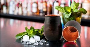 Verre à boire en cuivre de qualité supérieure personnalisable, design traditionnel, finition martelée, gobelet à eau ayurvédique pour la santé - Product Image 2