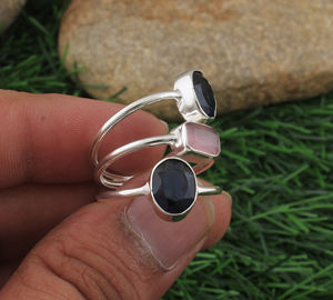 แหวนแต่งงานคลาสสิกประดับพลอยหลากชนิด 3 เม็ด ทำจากโรสควอตซ์ ไอโอไลต์ และเงินแท้ 925 สีชมพู-ฟ้า สำหรับผู้หญิง ขายส่ง - Product Image 2