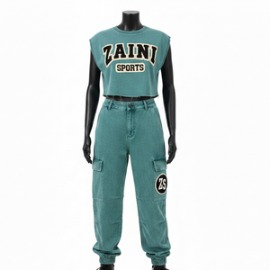 Conjunto de Mujer: Top Corto Sin Mangas de Felpa de Algodón Teal 300 GSM y Pantalón Jogger con Bolsillos Cargo, Parche de Chenilla y Logotipo Personalizado - Product Image 1