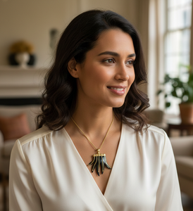 Colgante de Palma de Cuerno Negro Hecho a Mano con Diseño de Líneas Simbólicas en Alambre de Latón y Cadena de Latón Resistente al Deslustre de Longitud Opera - Product Image 3